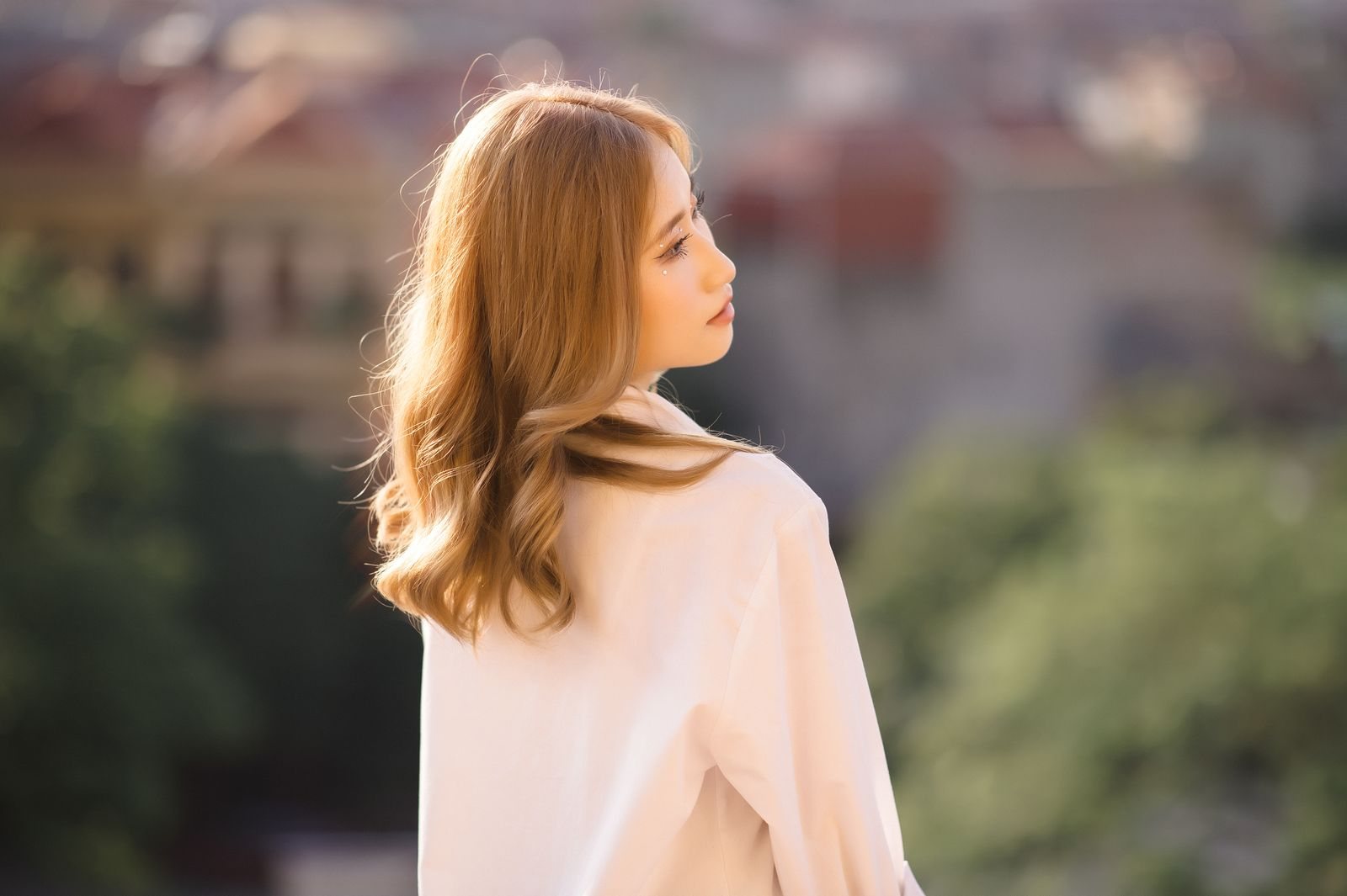 Soft honey blonde waves with a warm root