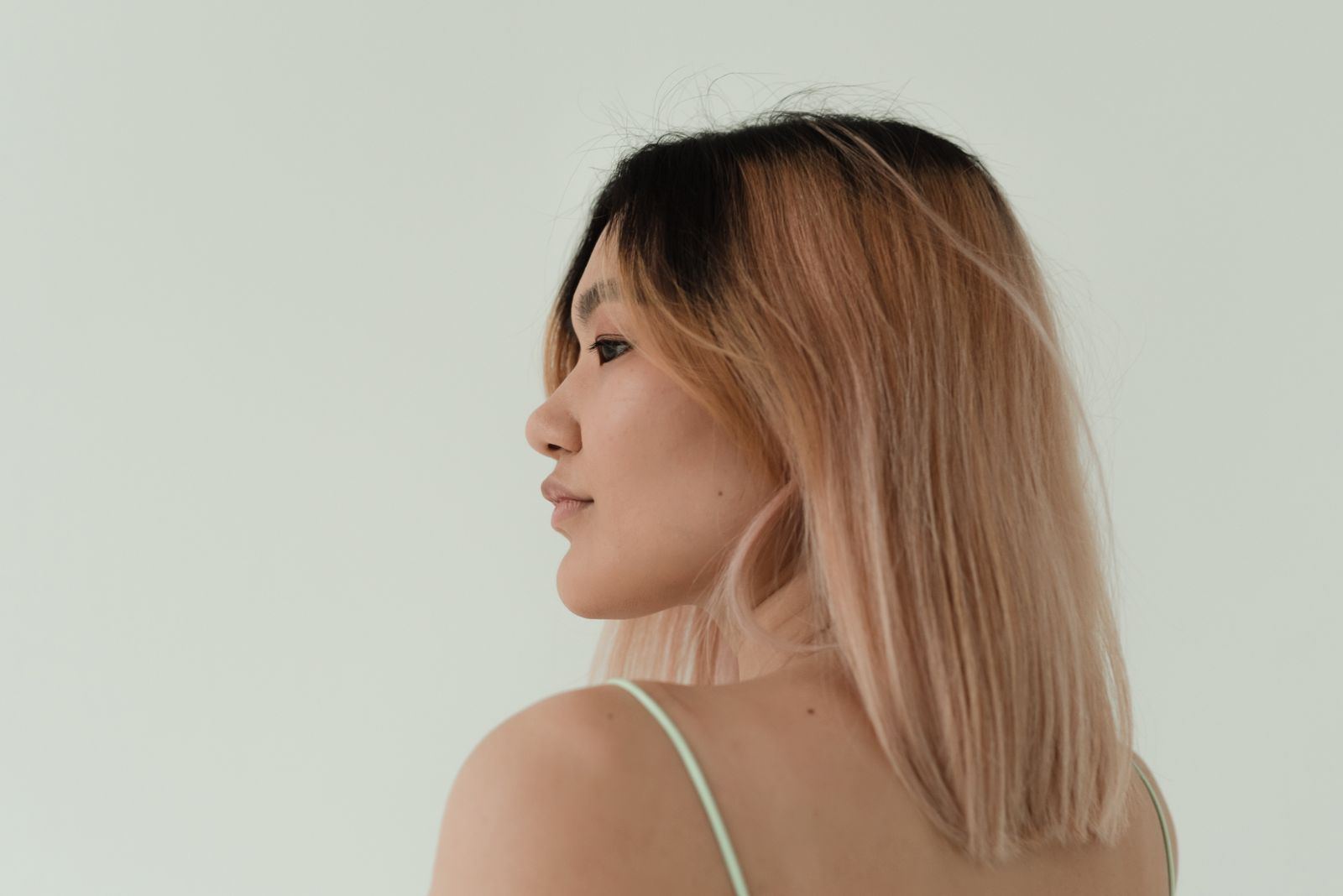 Rose-gold ombre lob seen from the side