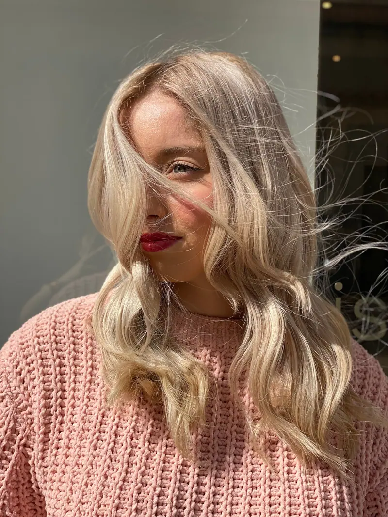 Blonde brushed-out waves