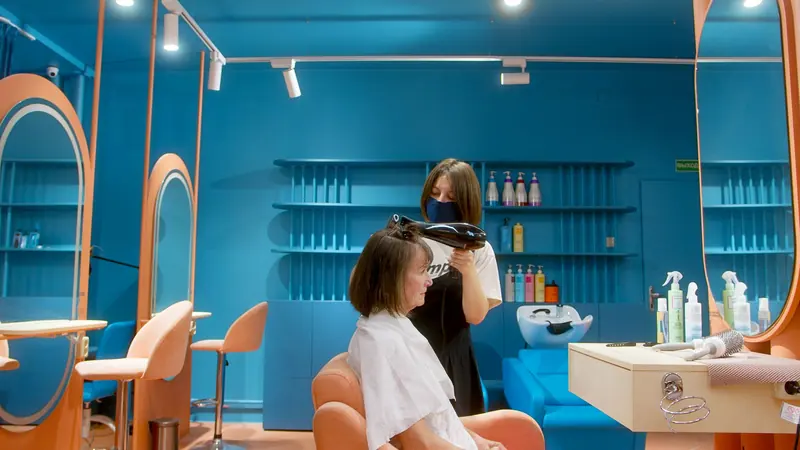 Bright blue salon with arched mirrors