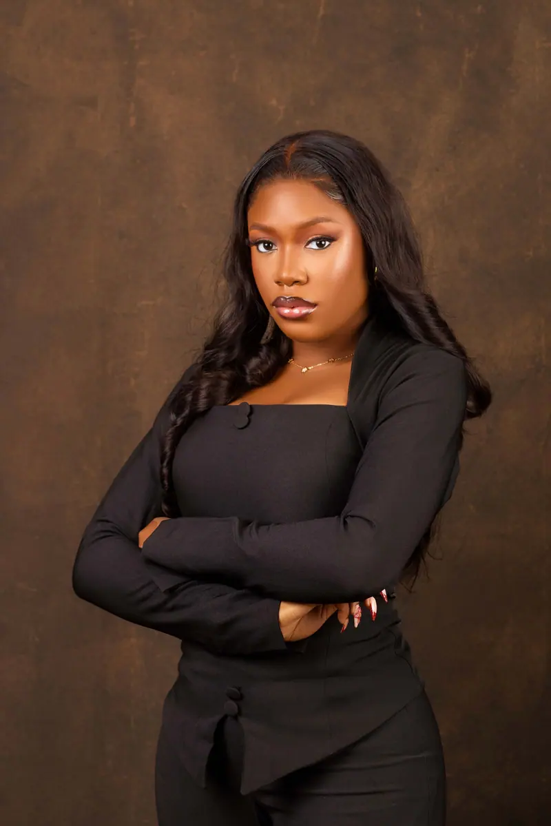 Kiana Holloway, Lead hair artist