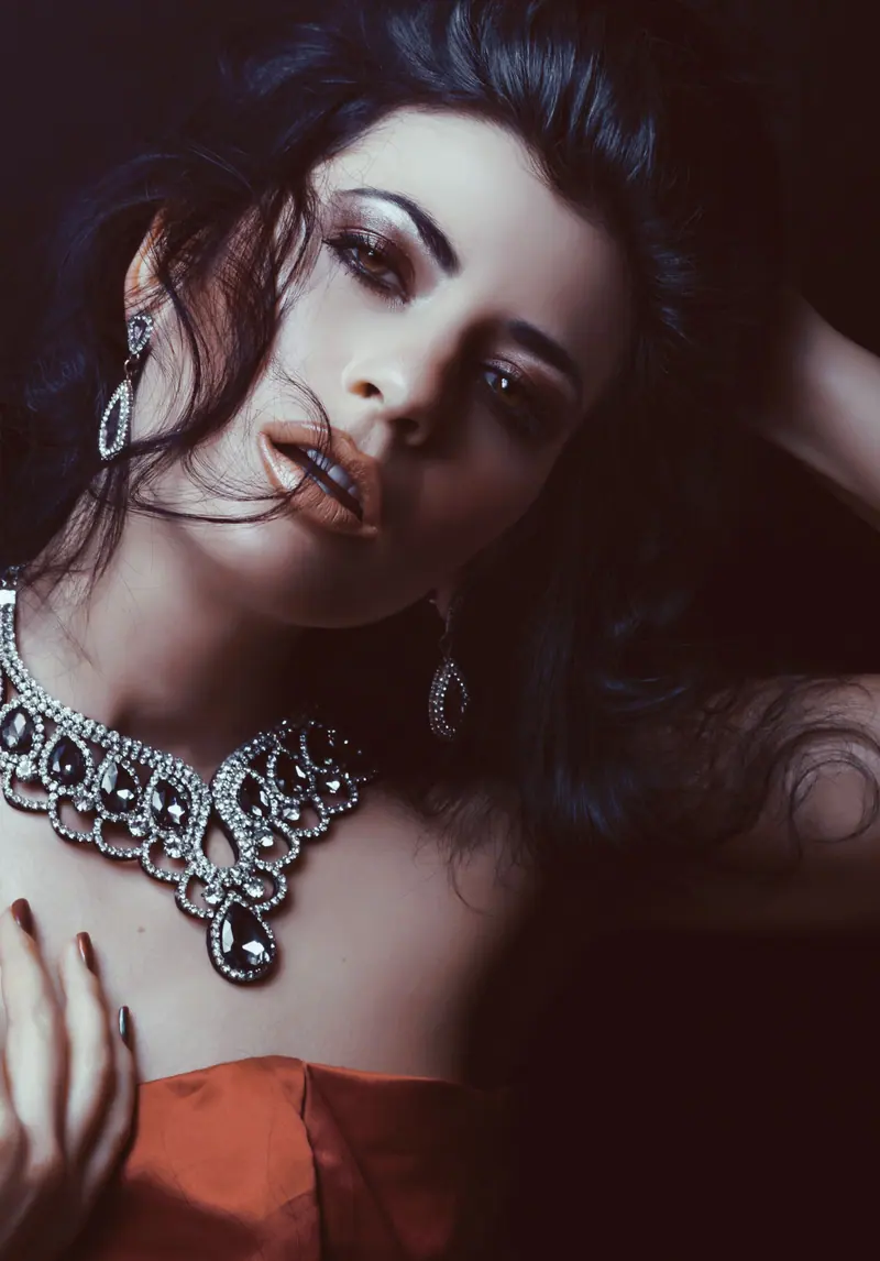 Chic portrait of a woman adorned with luxurious jewelry showcasing elegance and style.