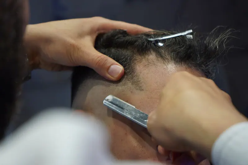 Comb and razor on a short cut