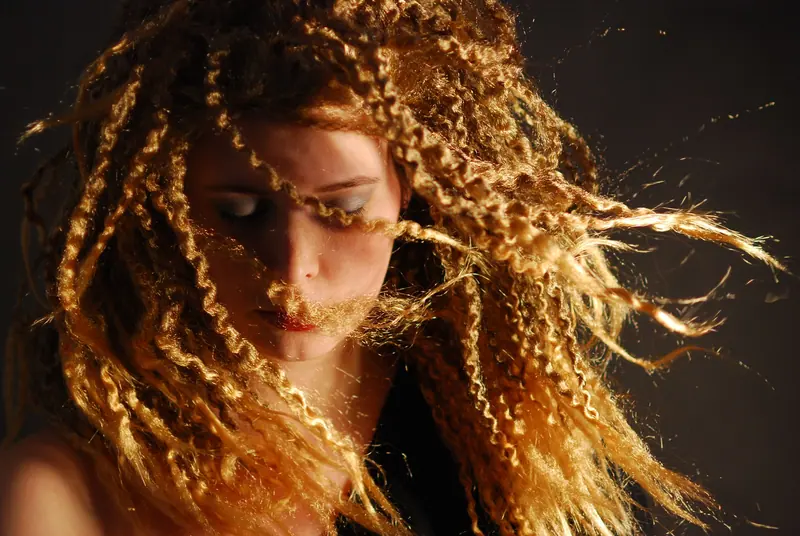 Golden spiral curls in motion