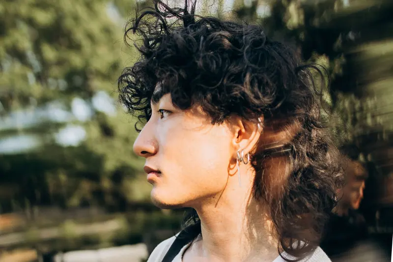 Short curly shag in profile