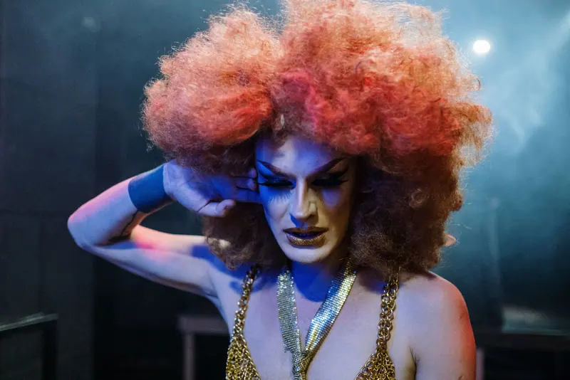 Copper wig under stage light