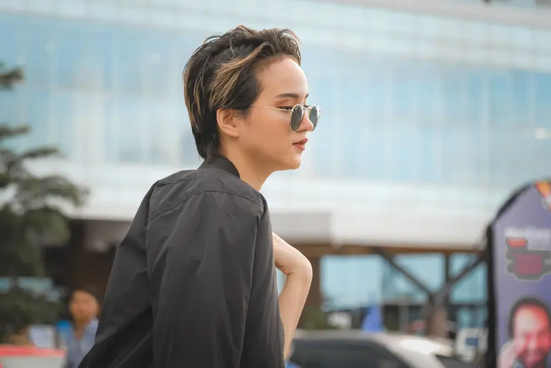 Short two-tone cut and sunglasses