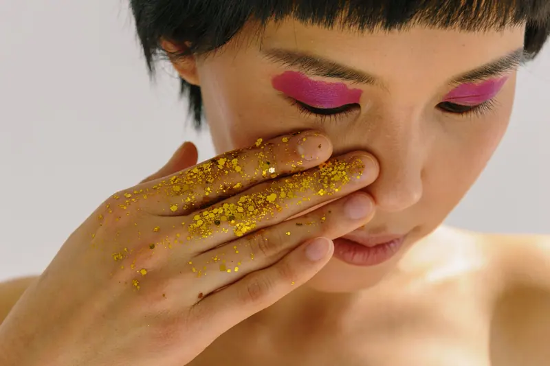 Gold glitter fingertips