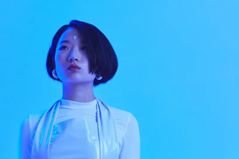 Glossy bob in blue light
