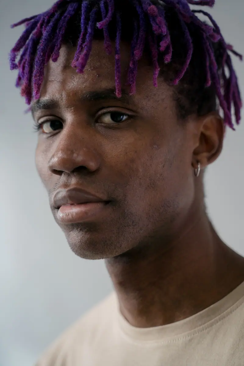 Short twists tipped in violet