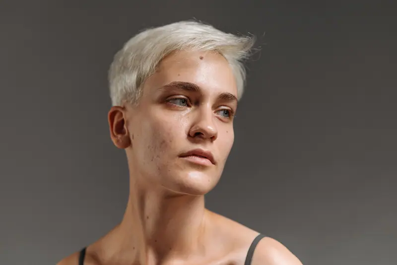 Short platinum crop on grey
