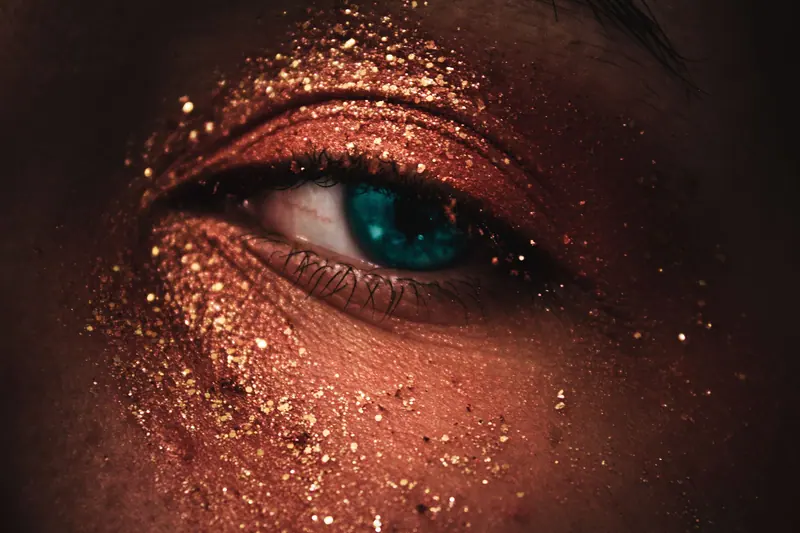 Gold glitter on the lashes