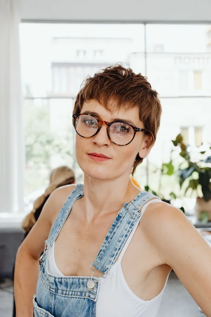 Nell Marlowe, Fine-hair extension stylist
