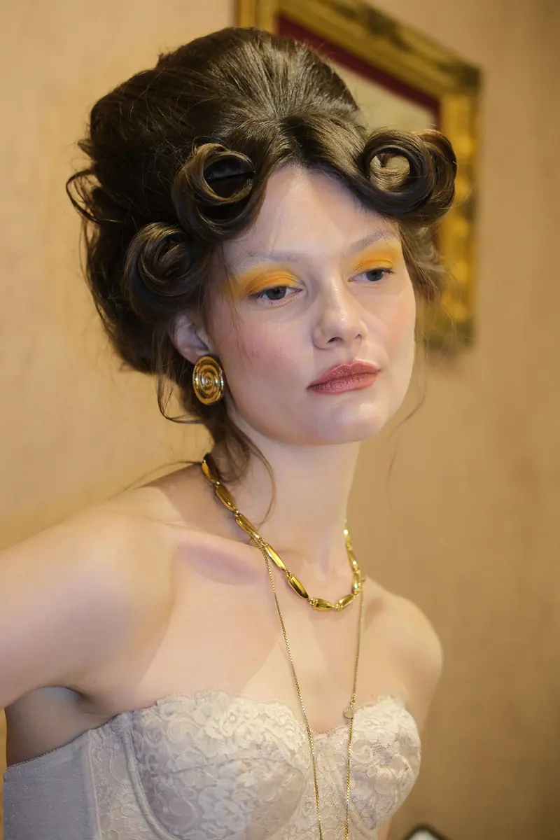 Sculpted vintage updo