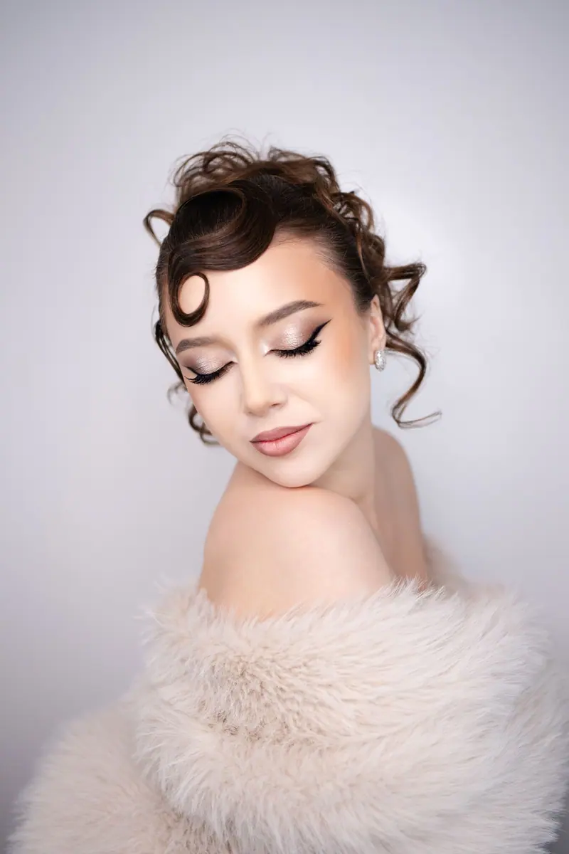 Soft vintage curls and a fur stole