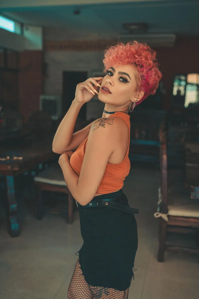 Curly hair and an orange top