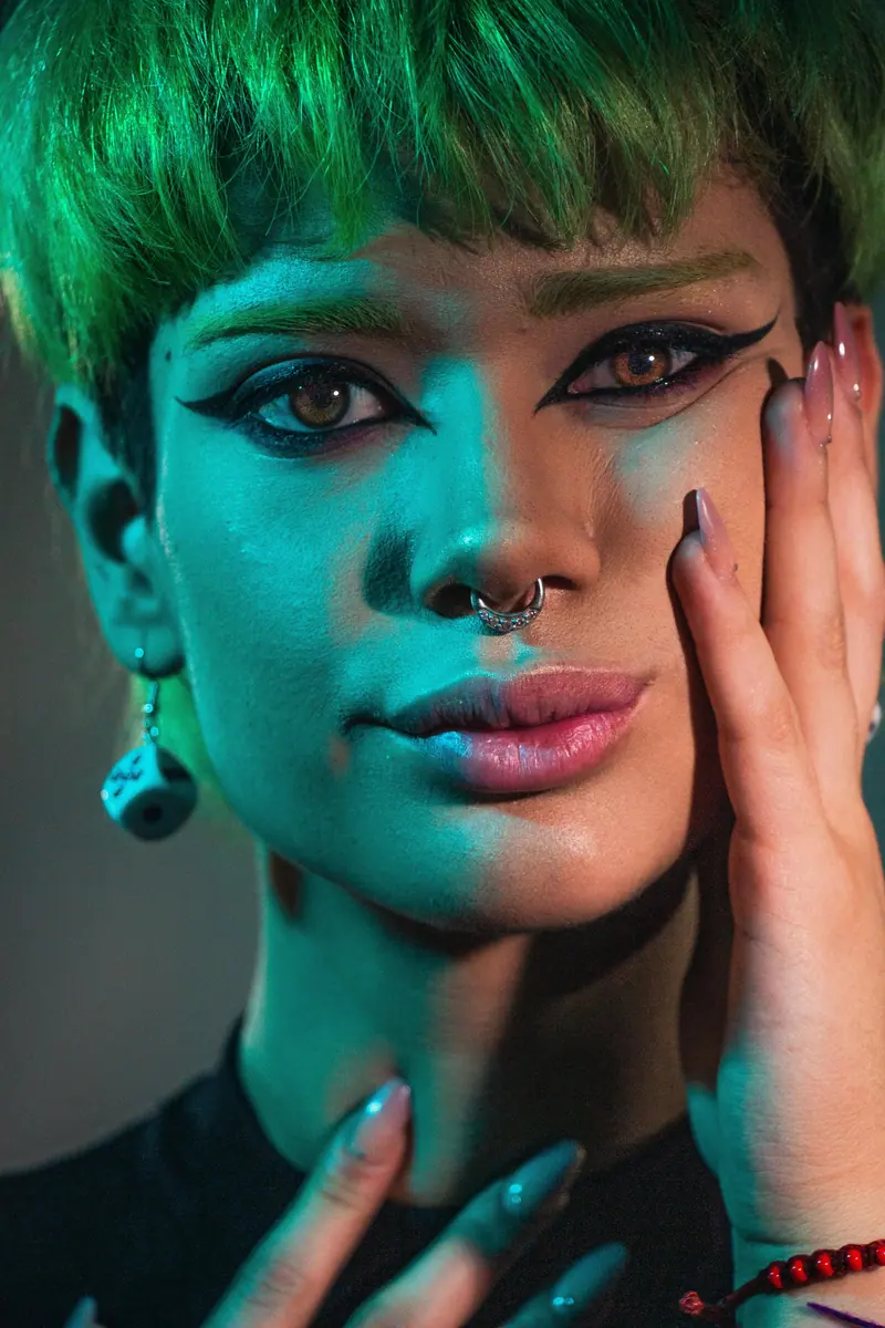 Emerald fringe in green light
