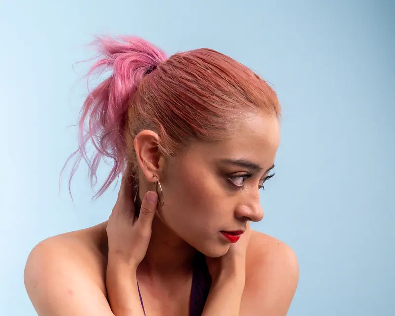 Pink twist and red lips on blue