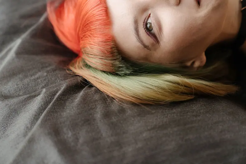 Coral and green hair lying on linen