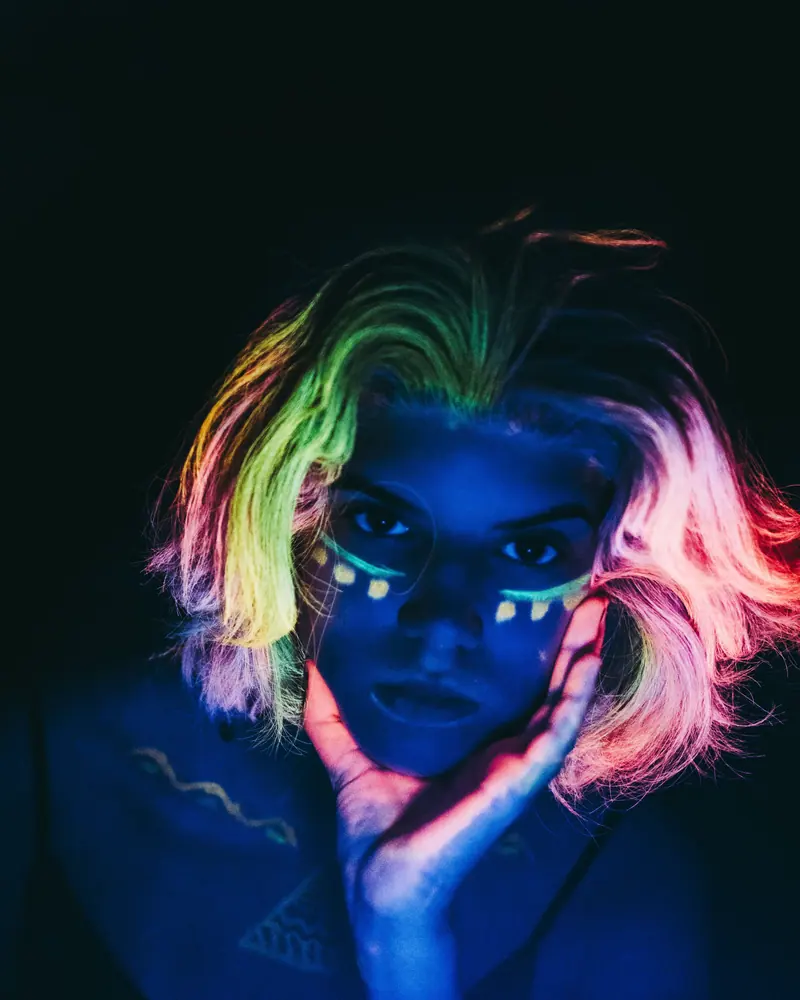 UV neon face paint