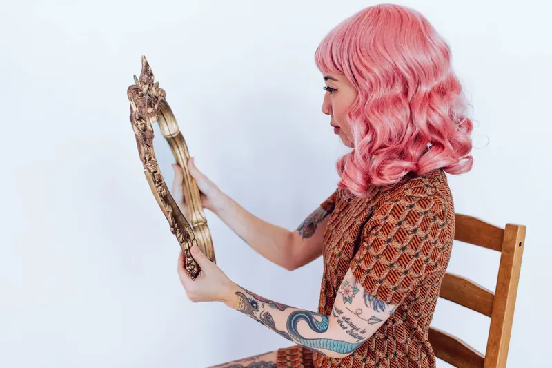 Pink waves reflected in a gold mirror