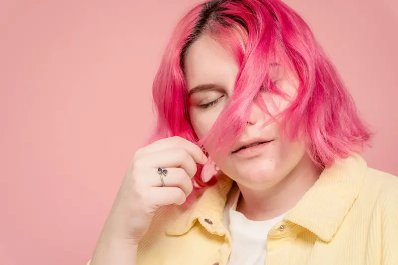 Hot-pink lob, fingers in the fringe