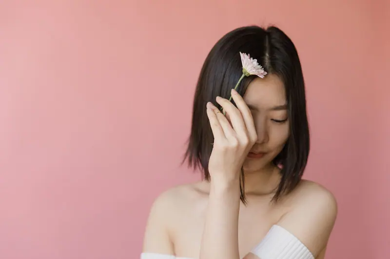 Black bob with a flower clip on pink